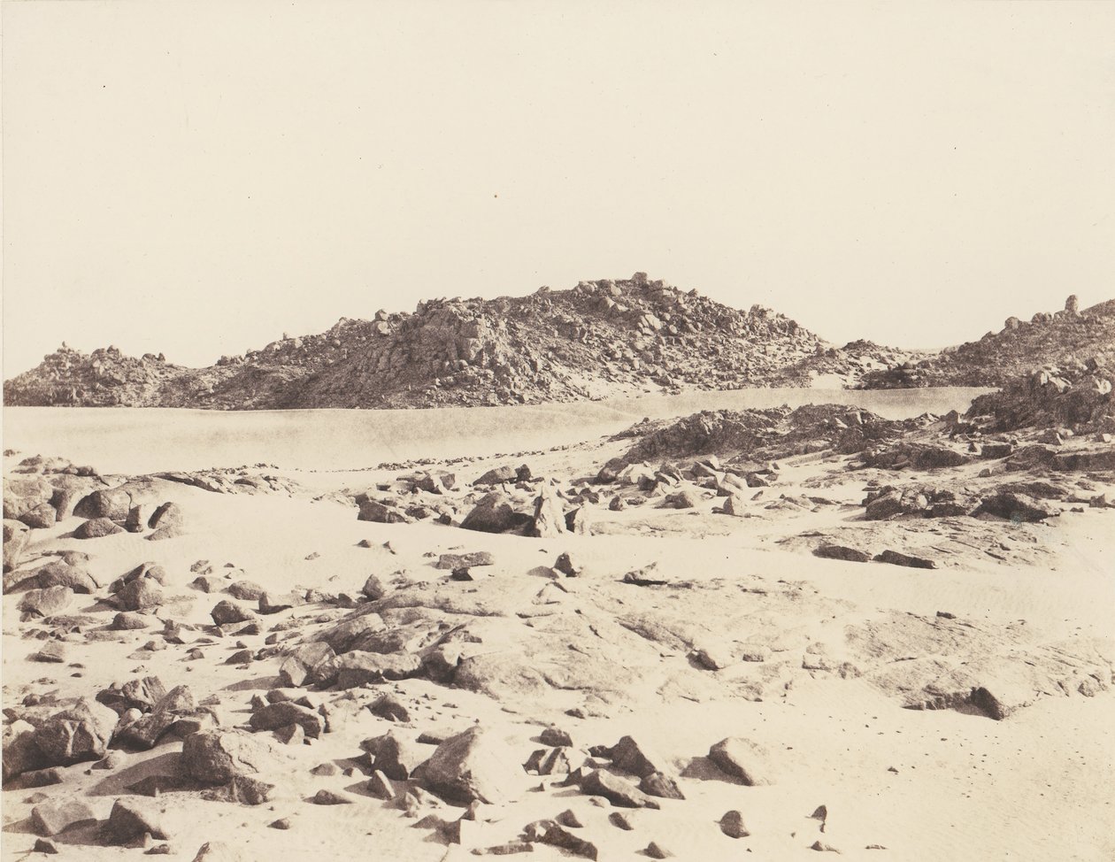 Első szürkehályog, homokkal borított gránithegység, 1851-52, nyomtatva 1853-54. alkotó: Félix Teynard