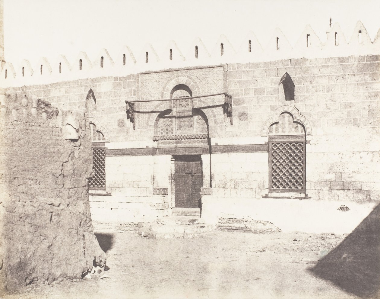 Souâdj, Mouràd-Bey sírja – a mecset bejárata, 1851-52, nyomtatva 1853-54. alkotó: Félix Teynard