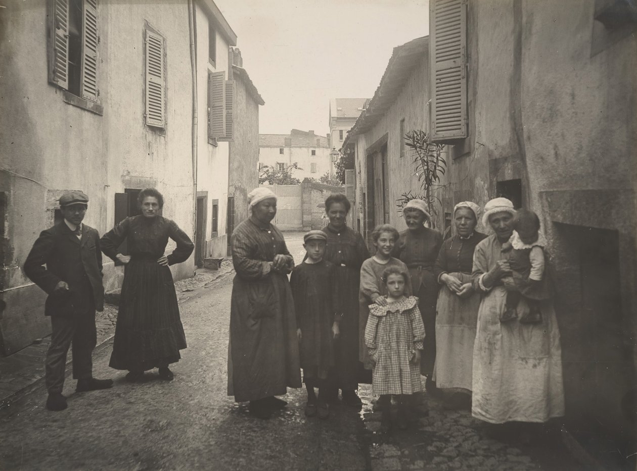 [Felnőttek és gyerekek csoportja egy falusi utcában Auvergne-ben], kb. 1910. alkotó: Félix Thiollier