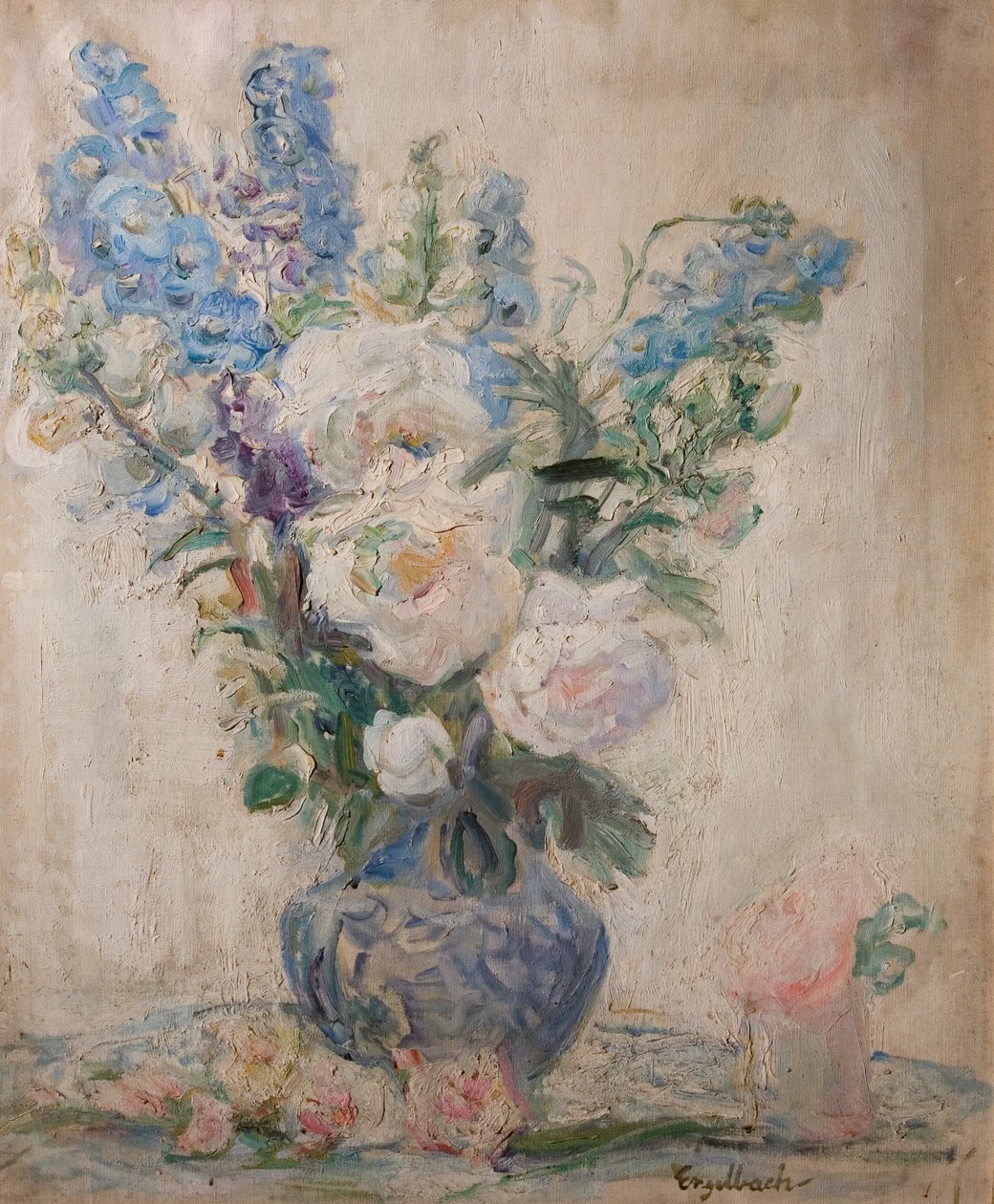 Fehér rózsák és delphiniumok alkotó: Florence Engelbach