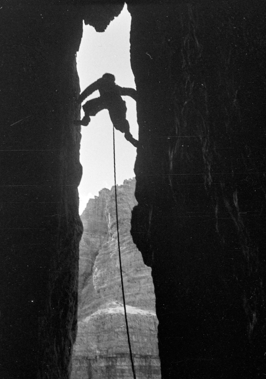 Dolomitok: hegymászó a Cima Grande di Lavaredo Dülferben alkotó: Fosco Maraini
