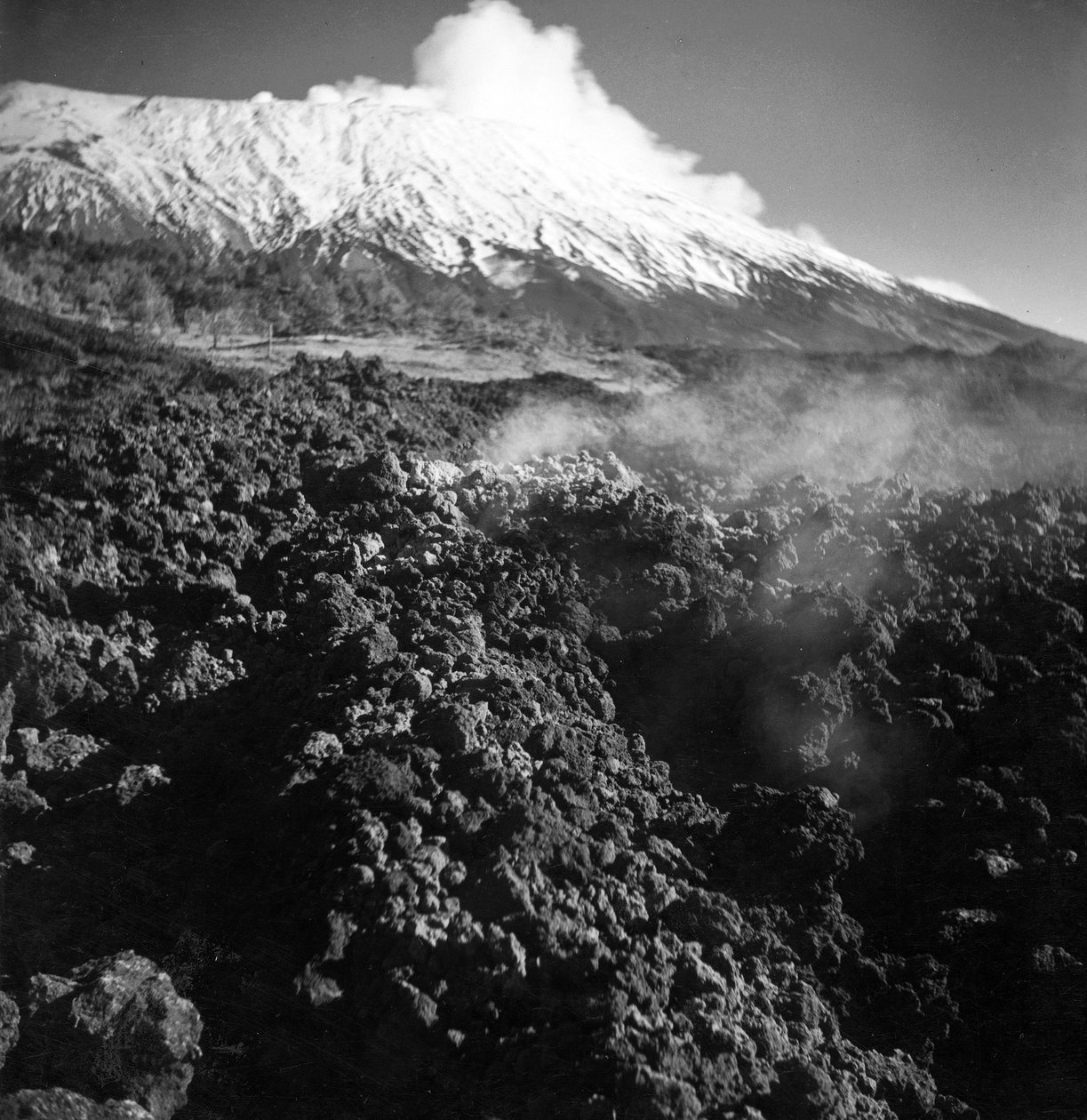 Az Etna kitörése alkotó: Fosco Maraini