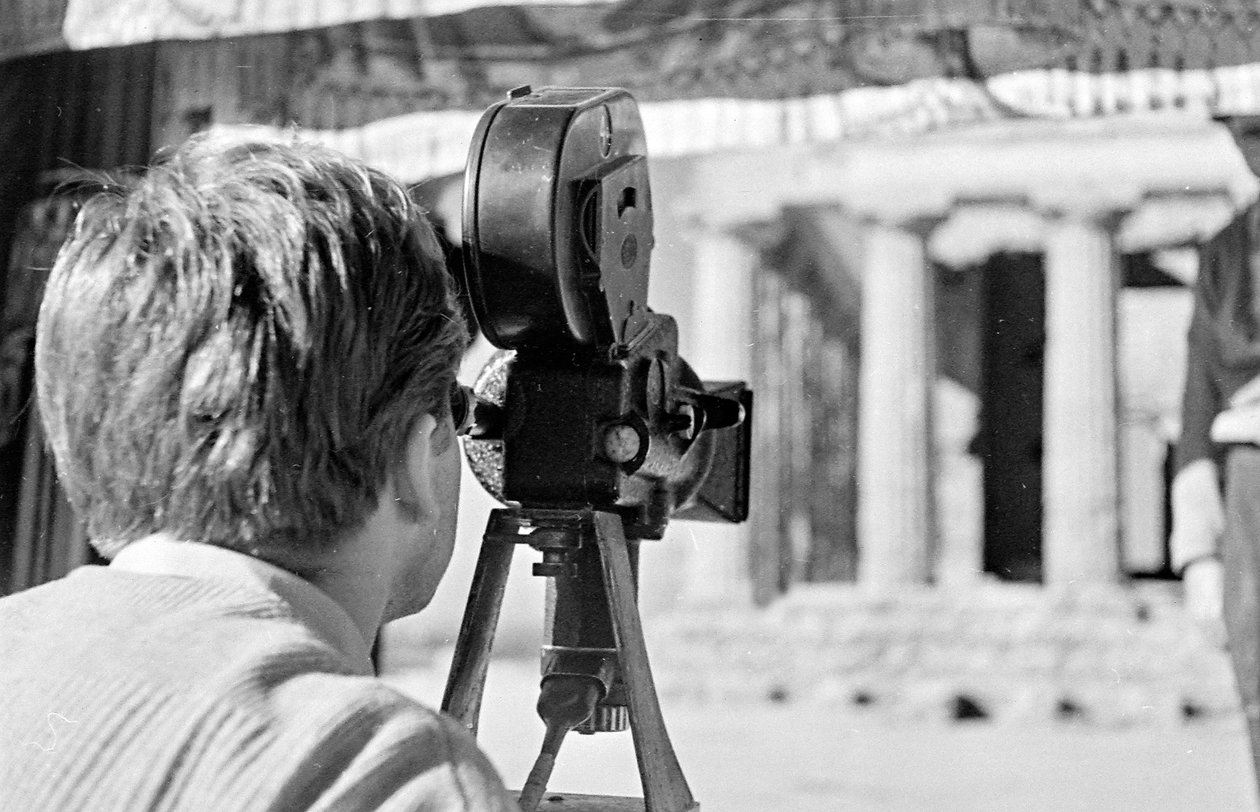Filmforgatás az Agrigentói Templomok Völgyében alkotó: Fosco Maraini