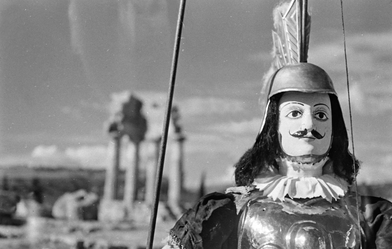 Szicíliai báb. A háttérben a Castor és Pollux vagy Castor és Pollux temploma az Agrigentói Templomok Völgyében. alkotó: Fosco Maraini