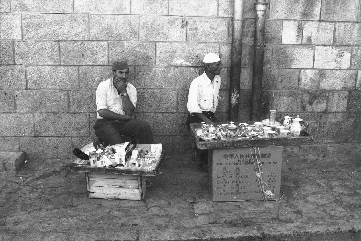 Utcai árusok Jeruzsálem egyik utcájában alkotó: Fosco Maraini