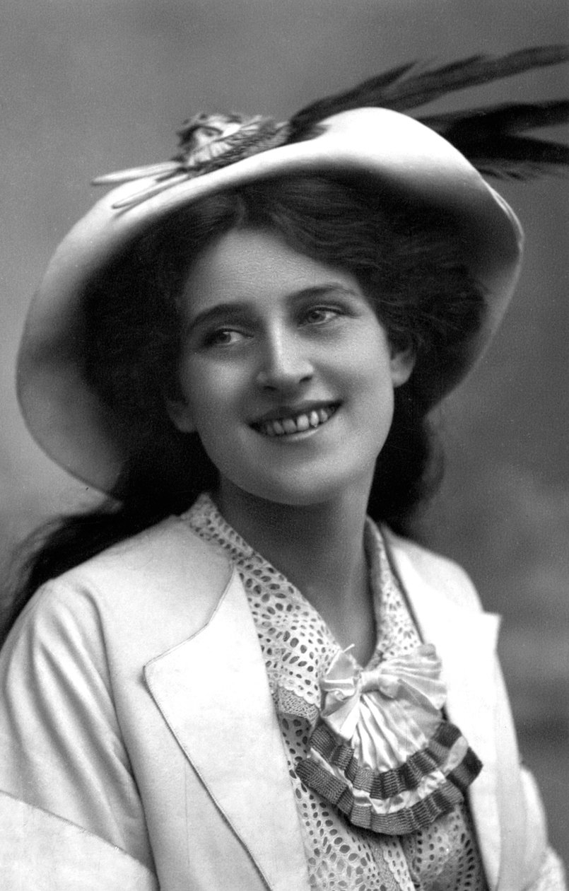 Zena Dare 1887-1975, angol színésznő, 1908. alkotó: Foulsham and Banfield