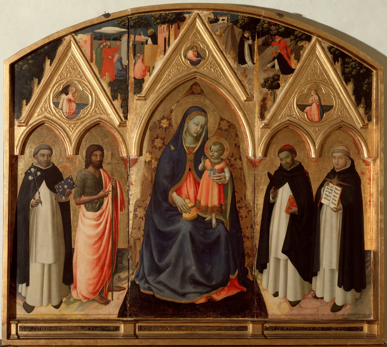 Szűz és Gyermek körülötte Szent Dominika, Keresztelő Szent János, Aquinói Szent Tamás és Szent Péter vértanú. (Veronai Szent Péter triptichon, tempera a táblán alkotó: Fra  Angelico