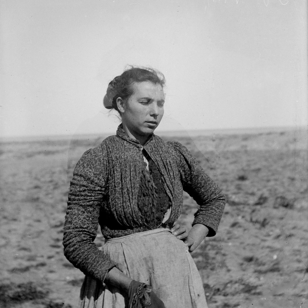 Fiatal parasztember portréja hagyományos öltözetben, Abruzzo, Olaszország, 1900 körül (fekete-fehér fotó) alkotó: Francesco Paolo Michetti