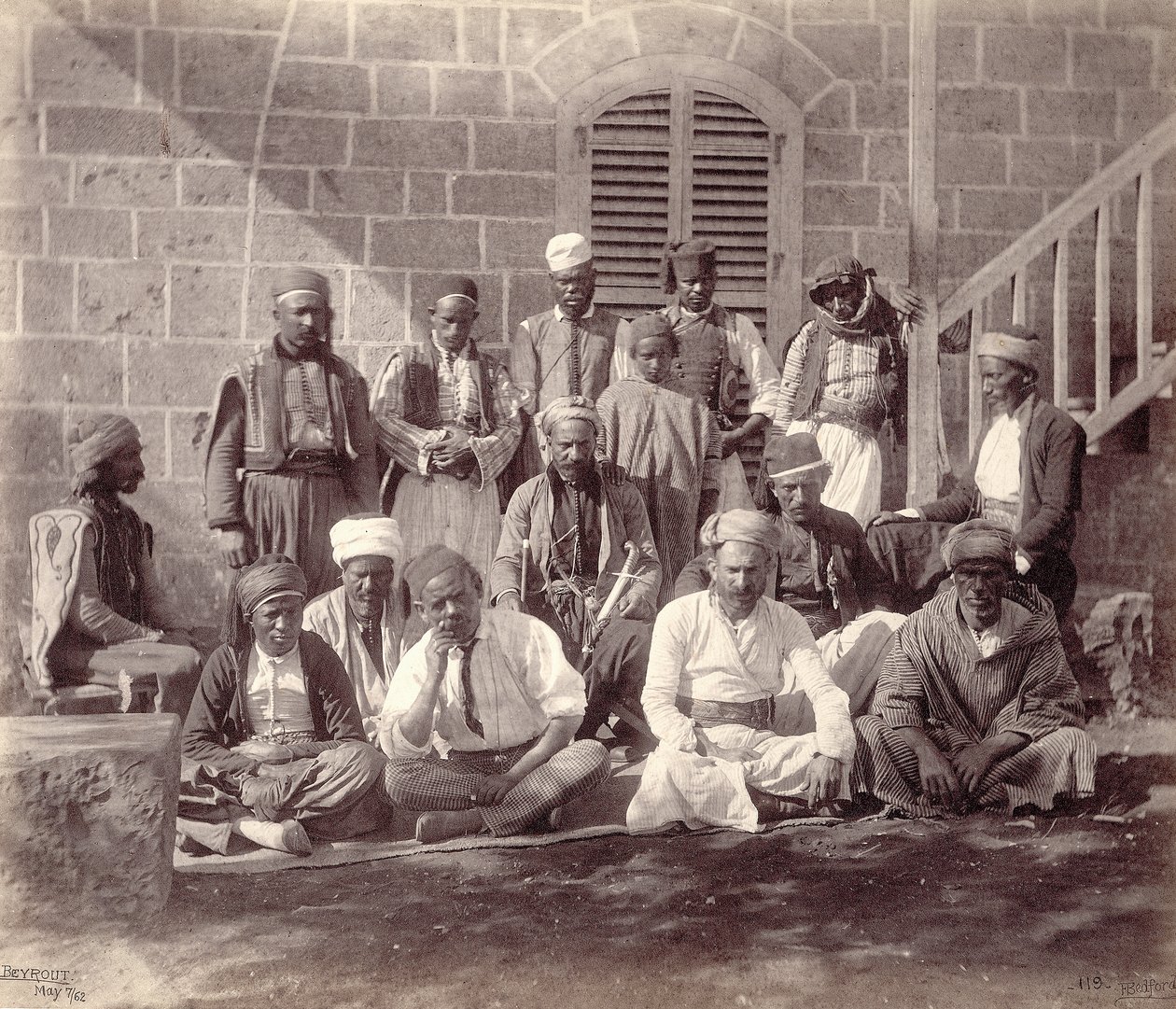 A walesi herceg bejrúti partijának tizenöt fős tábori kísérő csoportja, 1862. alkotó: Francis Bedford