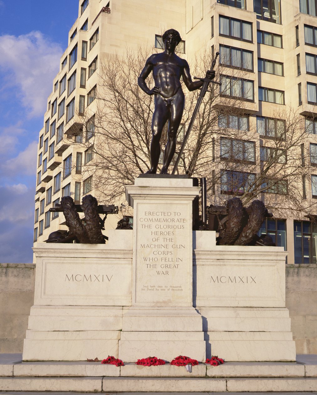 Géppuskahadtest emlékmű, 1925 (bronz) alkotó: Francis Derwent Wood