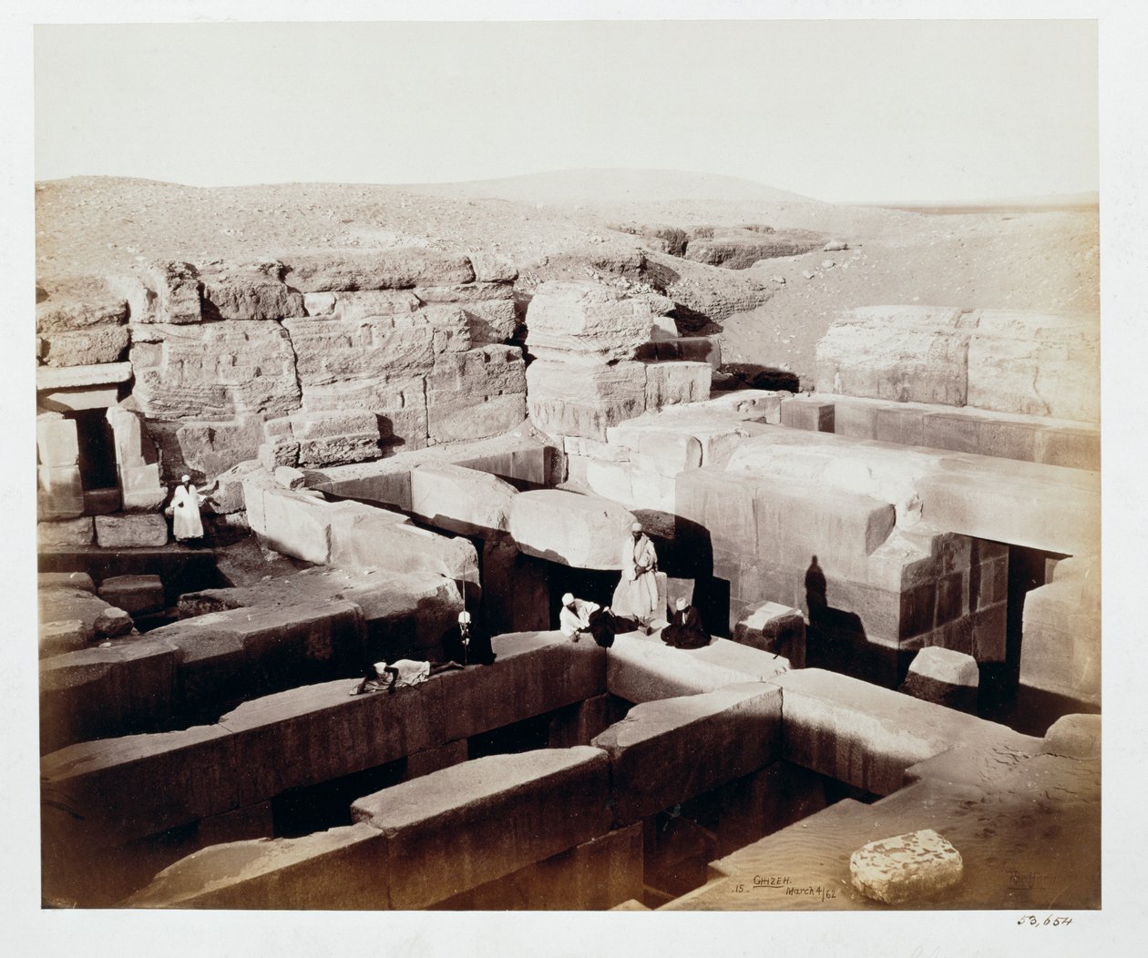 Egy feltárt templom a Szfinx lábánál, Giza, Egyiptom, 1862. március 4. alkotó: Francis Bedford