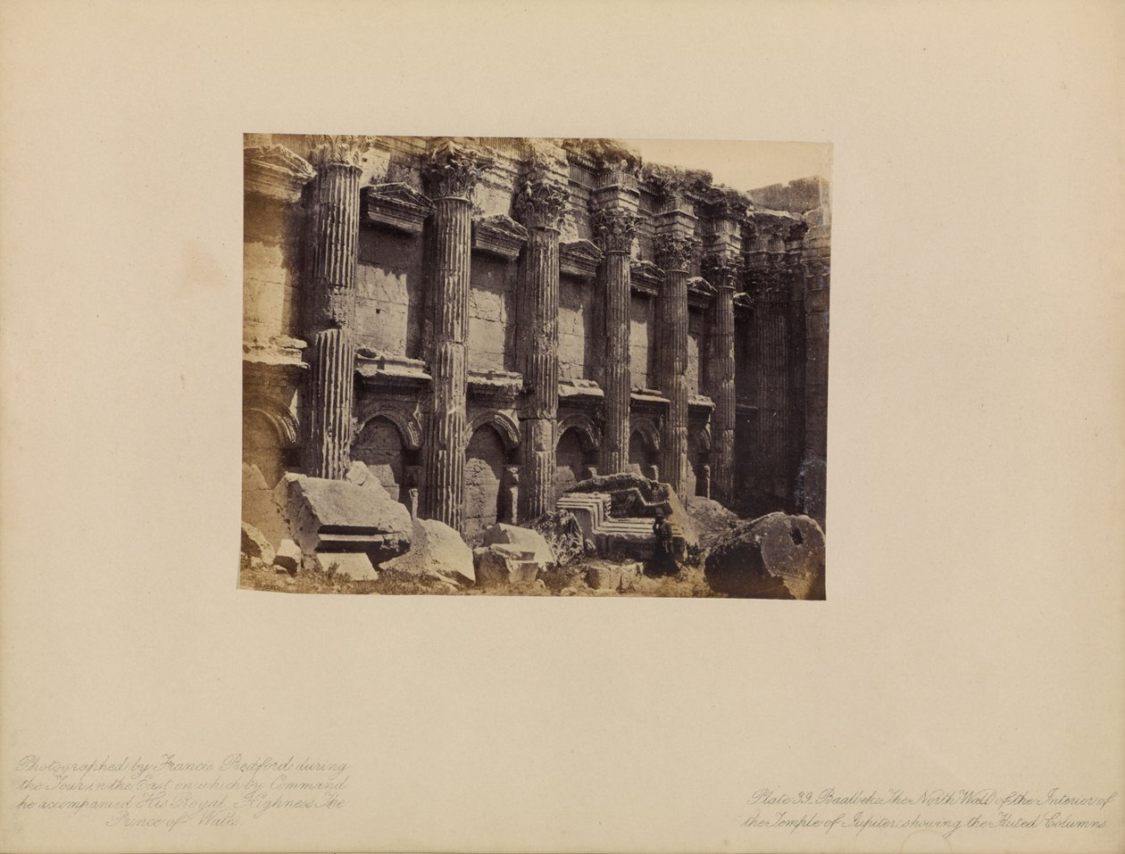 Baalbek - A Jupiter-templom belsejének északi fala, a bordázott oszlopok bemutatása alkotó: Francis Bedford