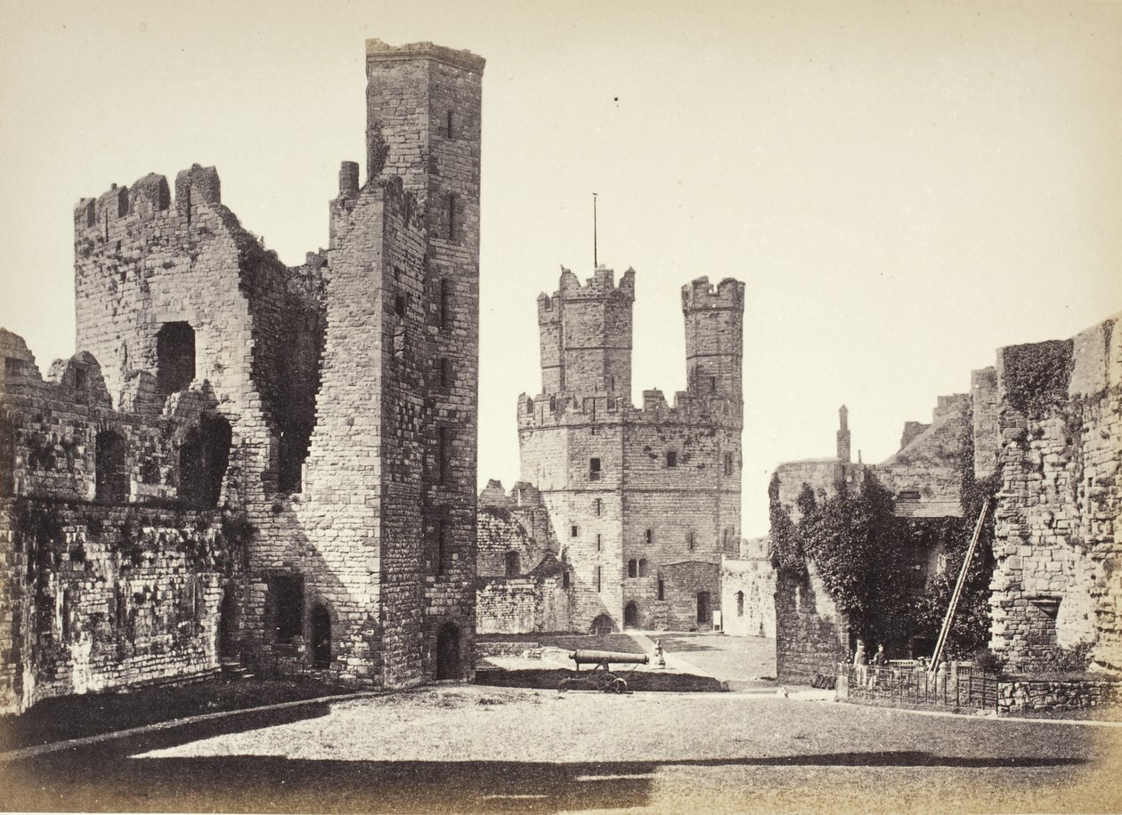 Carnarvon-kastély, belső tér, kilátás az Eagle Tower felé alkotó: Francis Bedford