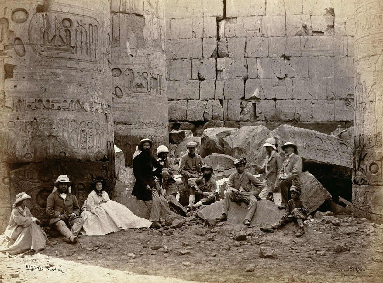 Csoportkép az Oszlopok termében, Karnak, Théba, 1862 alkotó: Francis Bedford