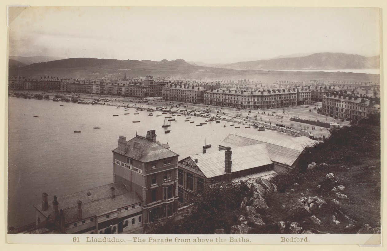 Llandudno – Felvonulás a fürdő felett, 186094. alkotó: Francis Bedford