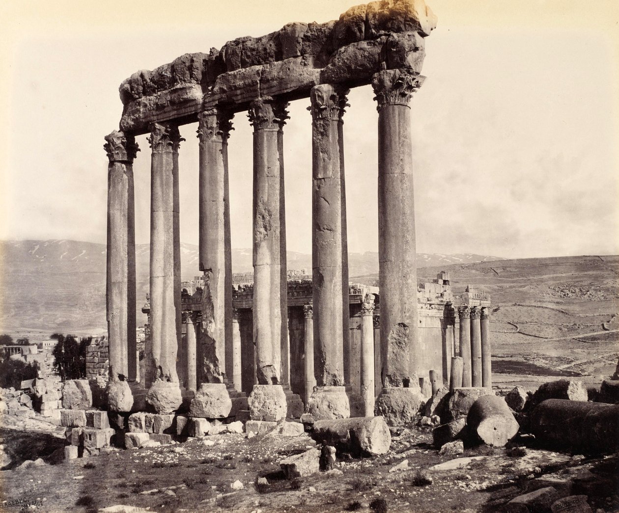 A Nap-templom és a Jupiter-templom romjai, Baalbek alkotó: Francis Bedford