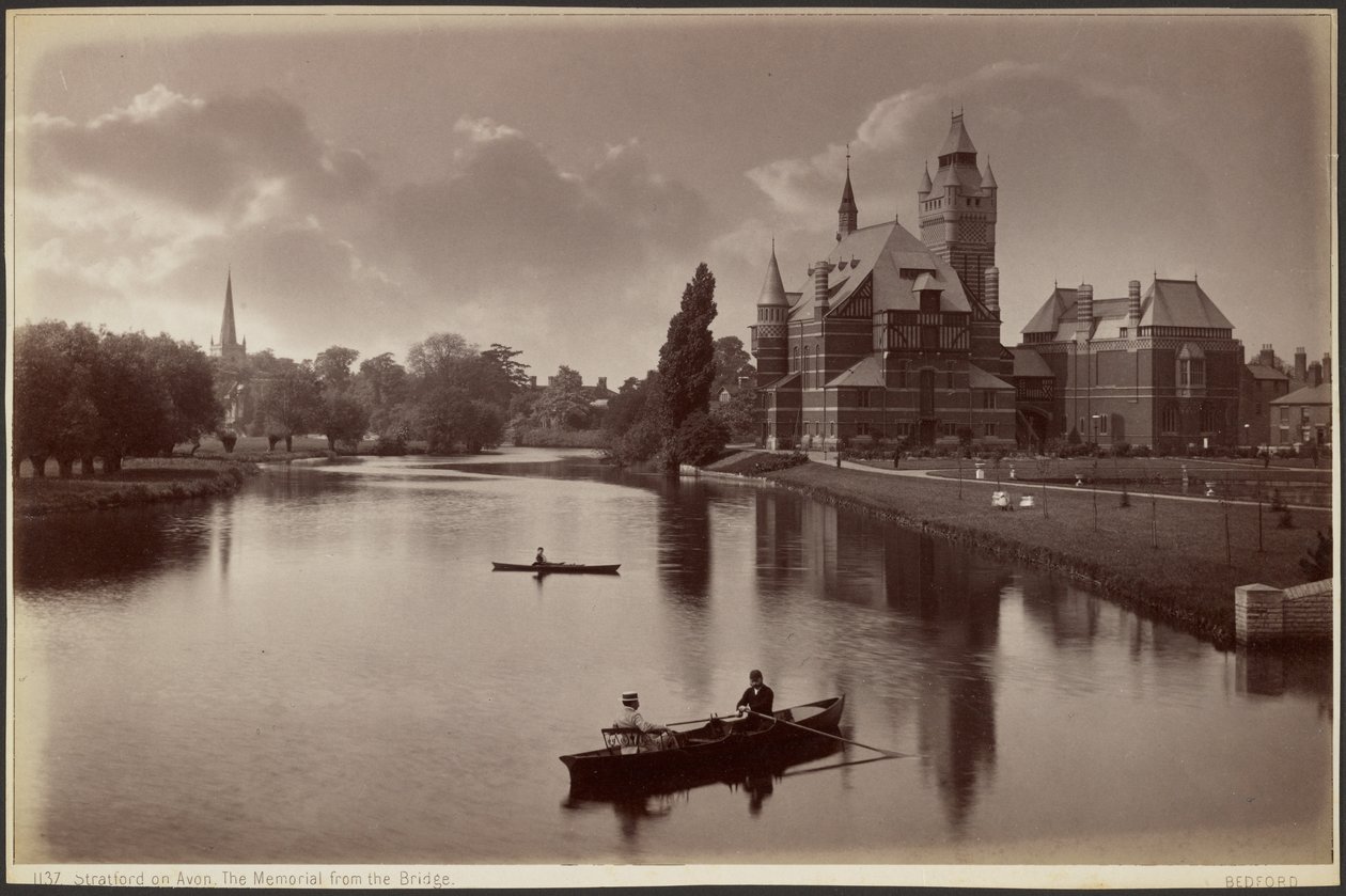 Stratford upon Avon. Az emlékmű a hídról alkotó: Francis Bedford