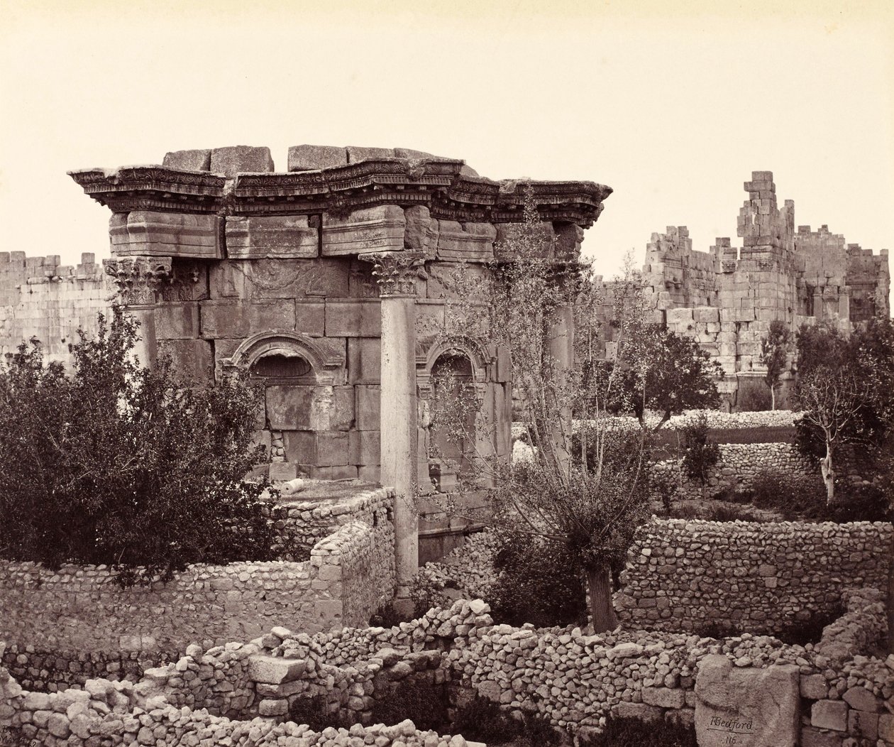A kör alakú templom (Vénusz-templom), Baalbek alkotó: Francis Bedford