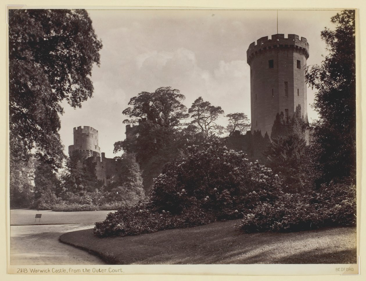 Warwick kastély, a külső udvarból, 186094. alkotó: Francis Bedford