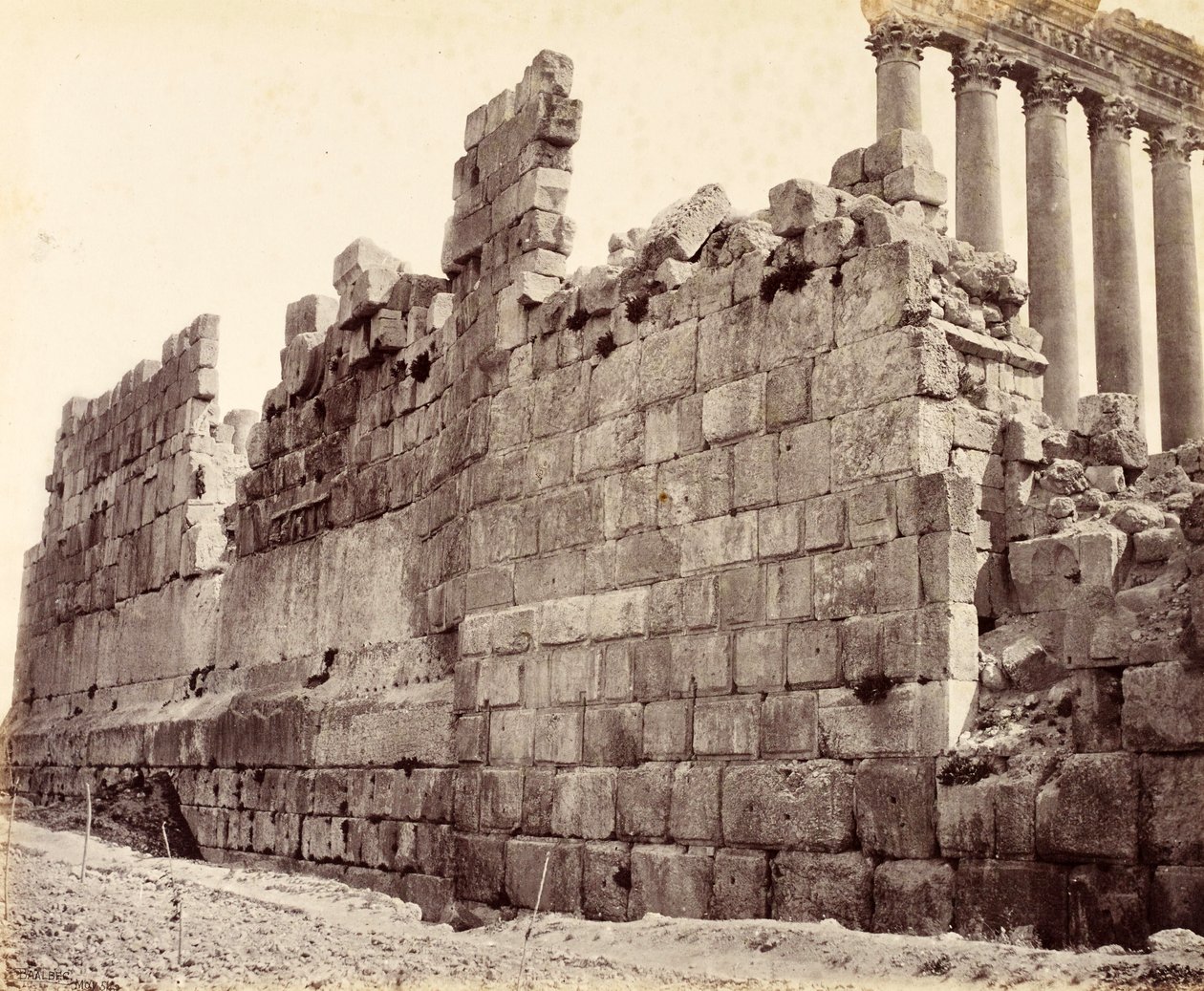A Nap Templom külső falának nyugati vége, Baalbek alkotó: Francis Bedford