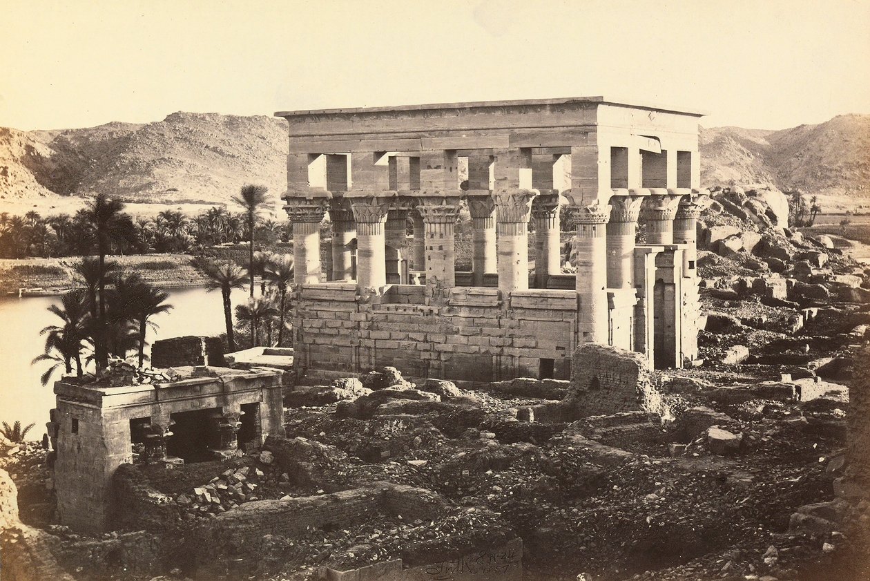 "Egyiptom és Palesztina": Traianus pavilonja Philae monumentális komplexumában, Agilkia szigete, Assuan környéke, Egyiptom alkotó: Francis Frith