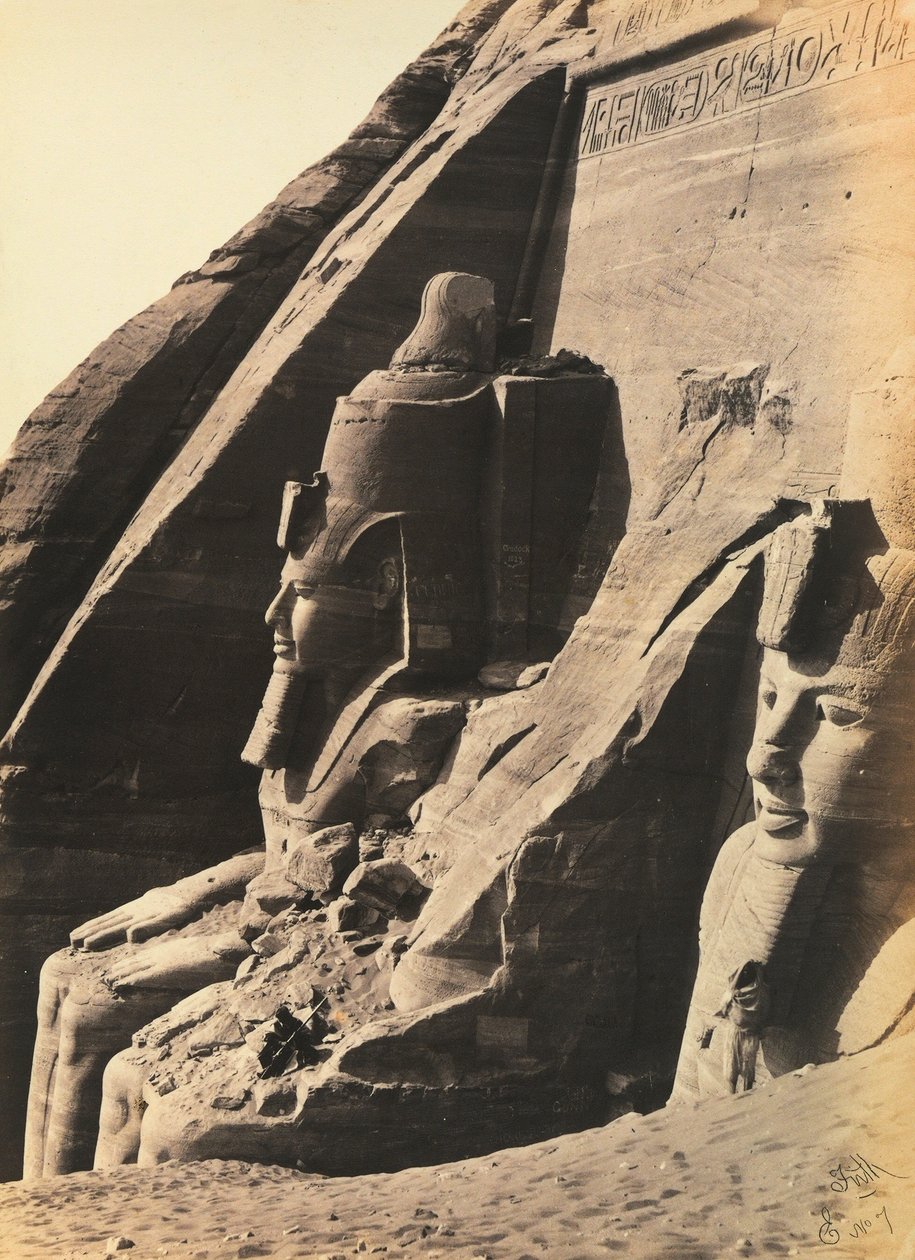 "Egyiptom és Palesztina": II. Ramszesz kolosszusai az Abu Simbel Nagy Templom homlokzatának bal oldalán, Alsó-Núbiában, Egyiptomban alkotó: Francis Frith