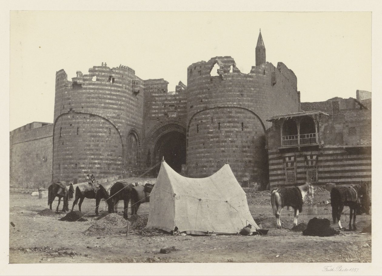 Bab al-Azab kilátása, a kairói fellegvár kapuja A Báb El-Azab Citadella (cím a tárgyon) alkotó: Francis Frith