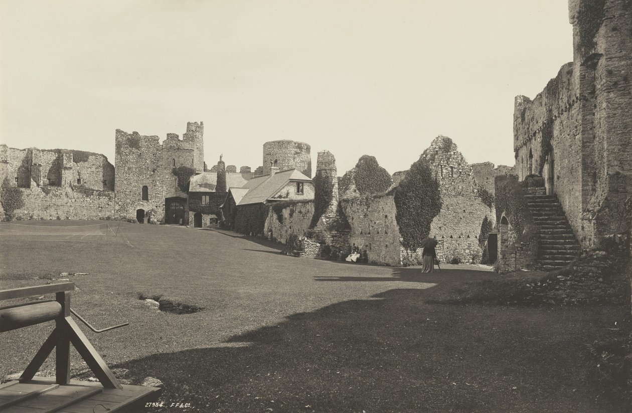 A walesi Manorbier kastély udvara alkotó: Francis Frith