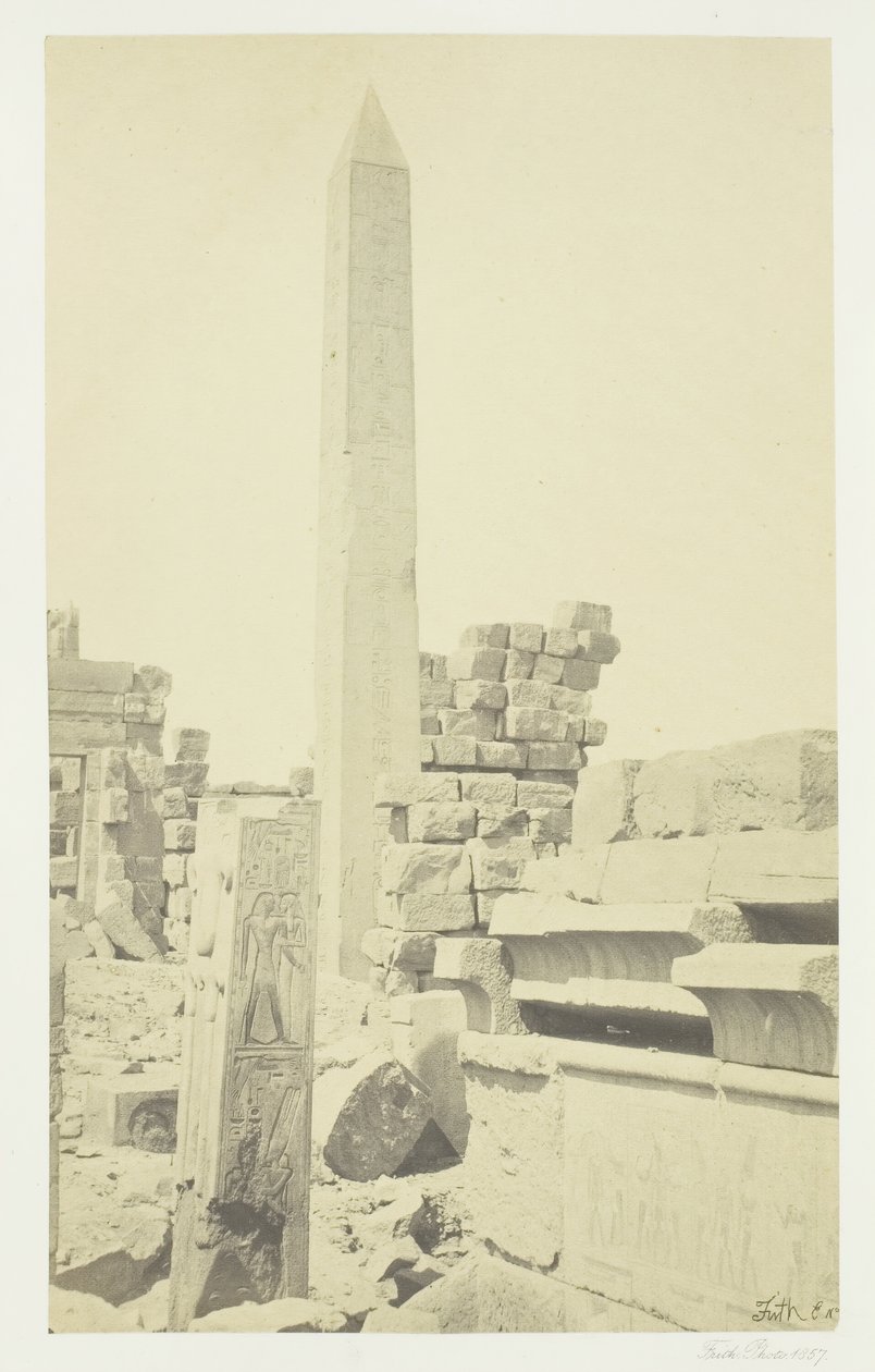 Obeliszk és gránit lótuszoszlop, Karnac, 1857. alkotó: Francis Frith