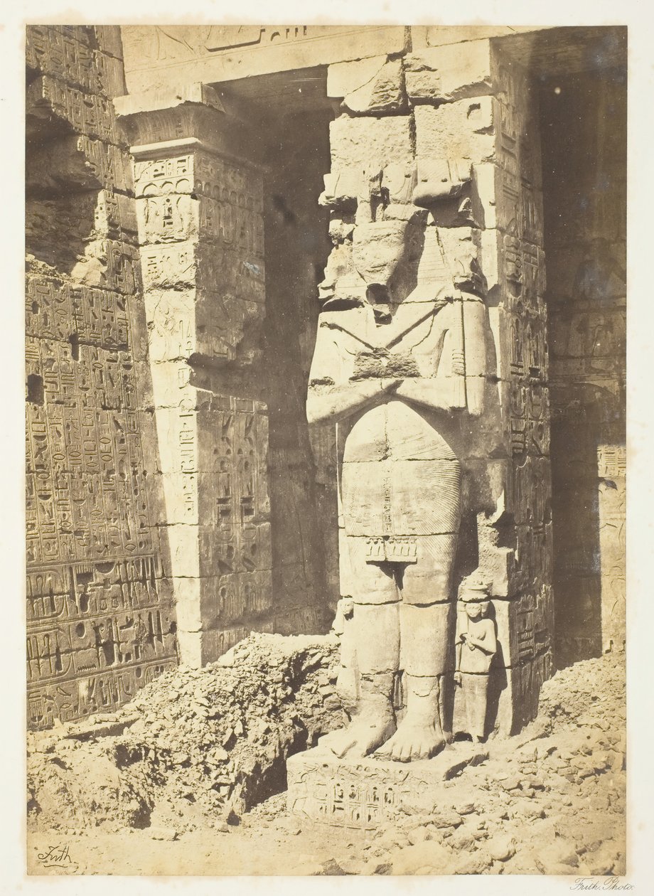 Osirid töltőanyagok a Medinate-Haboo-nál, c. 1857. alkotó: Francis Frith
