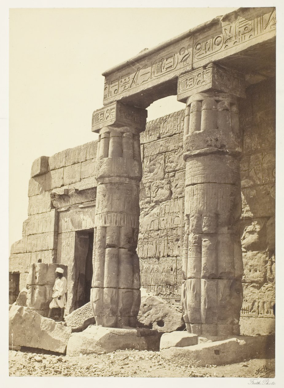 Goorneh templomának portikusa, 185862. alkotó: Francis Frith