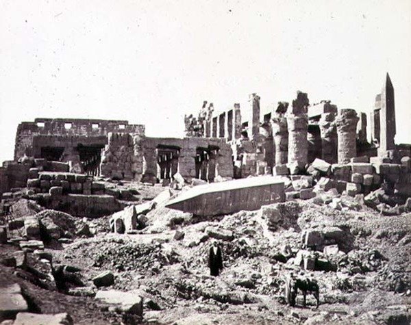 El-Karnak temploma délkeletről, 1856-59 körül (szépia fotó) alkotó: Francis Frith