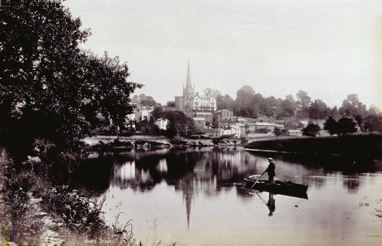 Ross-On-Wye városa, a folyó partjáról nézve. Az előtérben egy férfi áll egy csónakon alkotó: Francis Frith