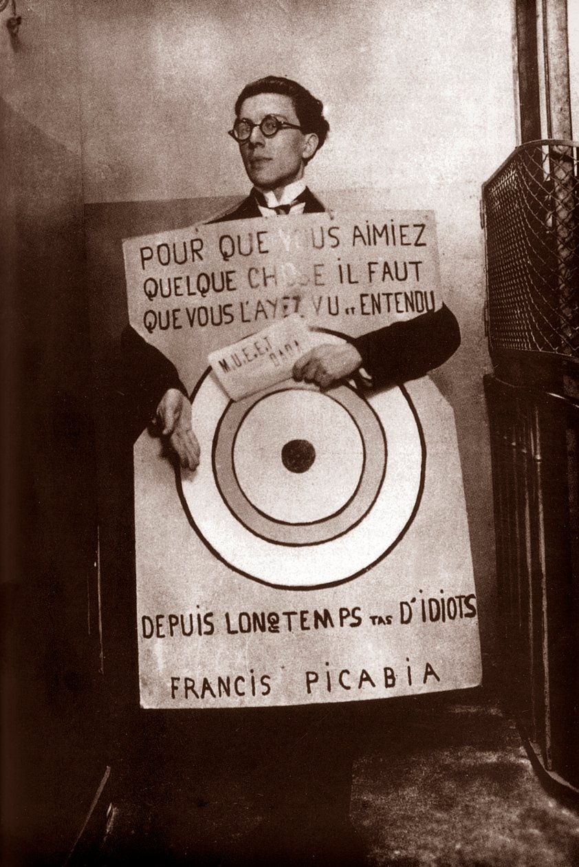 Andre Breton mint célszendvicsember (Picabia) a Dada fesztiválon, Párizs, március 27. alkotó: Francis Picabia