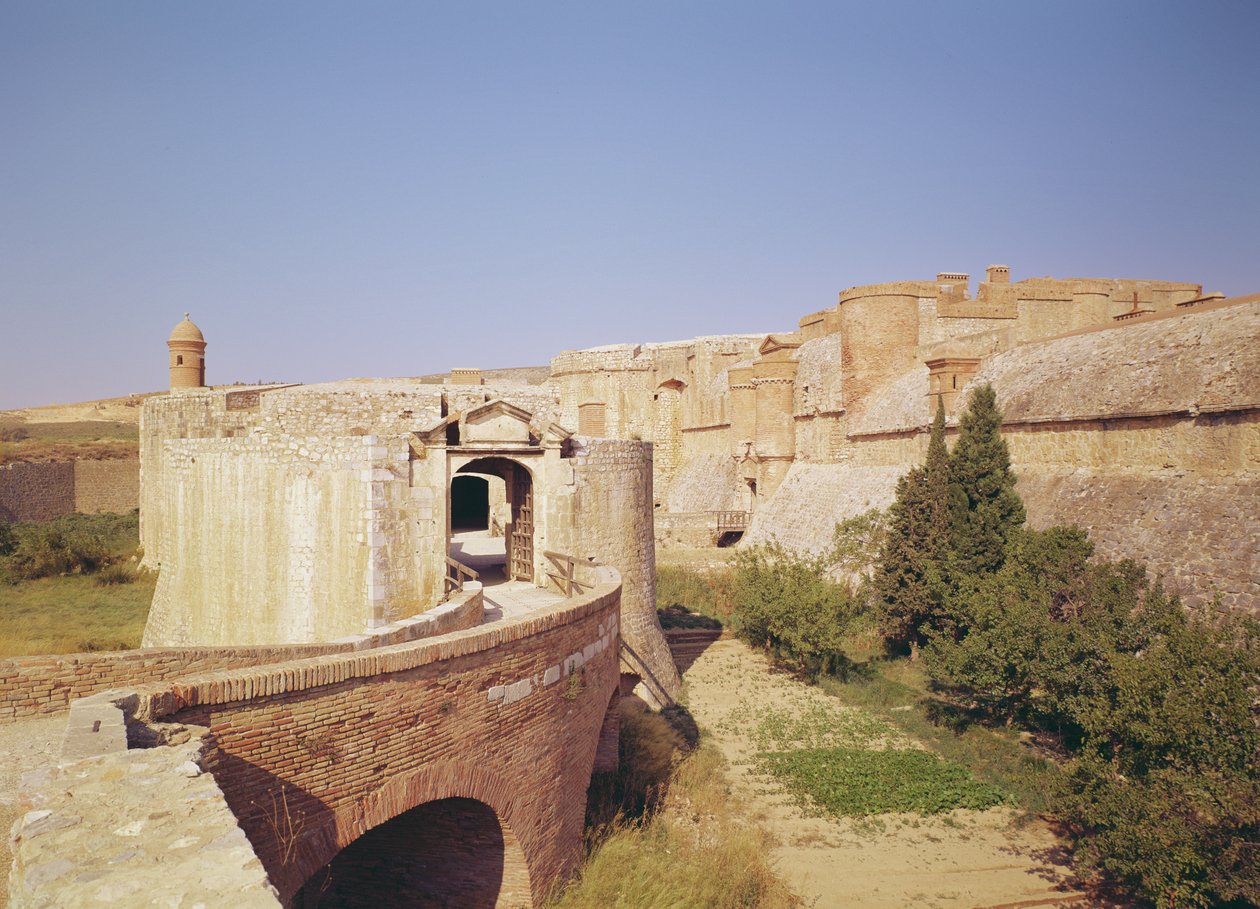 Az 1497-1504 között épült Fort de Salses bejárata alkotó: Francisco Ramirez