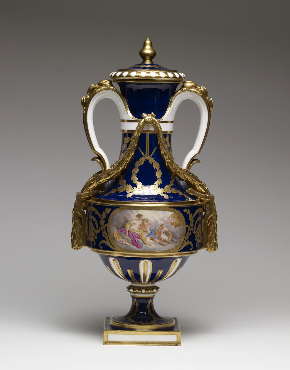 Váza, 1780 körül (lágypaszta porcelán festékkel és aranyozással) alkotó: François Boucher