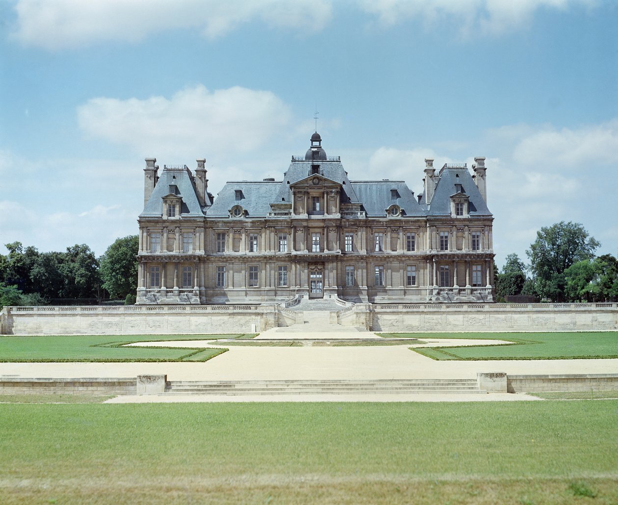 Kilátás az 1642-51 között épült Chateau de Maisons-Laffitte keleti homlokzatára alkotó: Francois Mansart