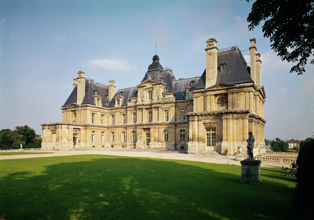Kilátás az 1642-51 között épült Chateau de Maisons-Laffitte nyugati homlokzatára alkotó: Francois Mansart