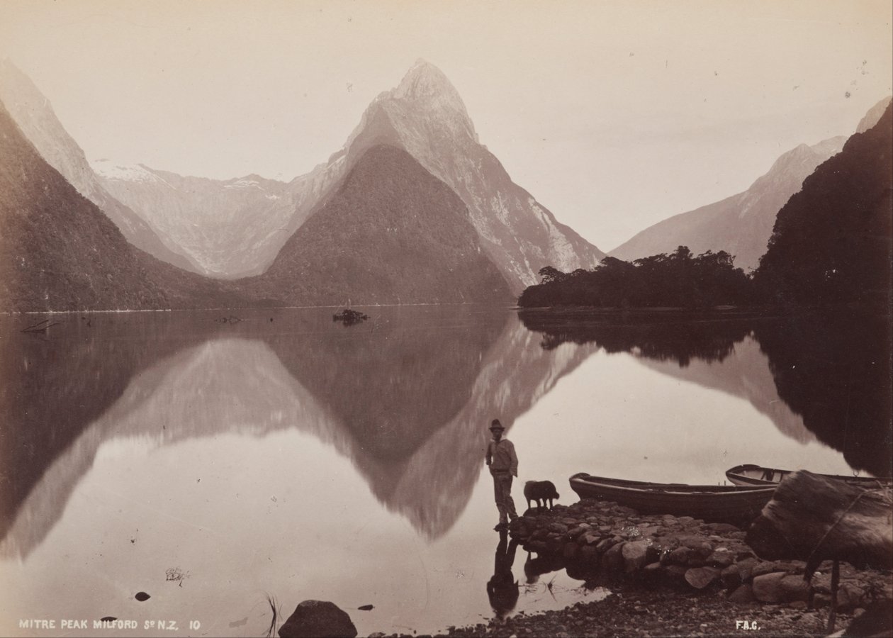 Mitre Peak, Milford Sound, NZ. Az albumról- ausztráliai táj alkotó: Frank Coxhead