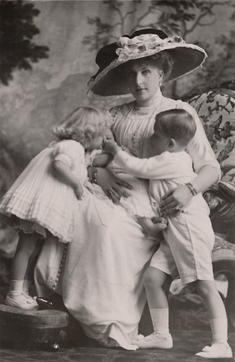 „Viktória spanyol királynő Alfonso herceggel, Maria Christina hercegnővel és Beatrice hercegnővel, 1911. alkotó: Frank Arthur Swaine