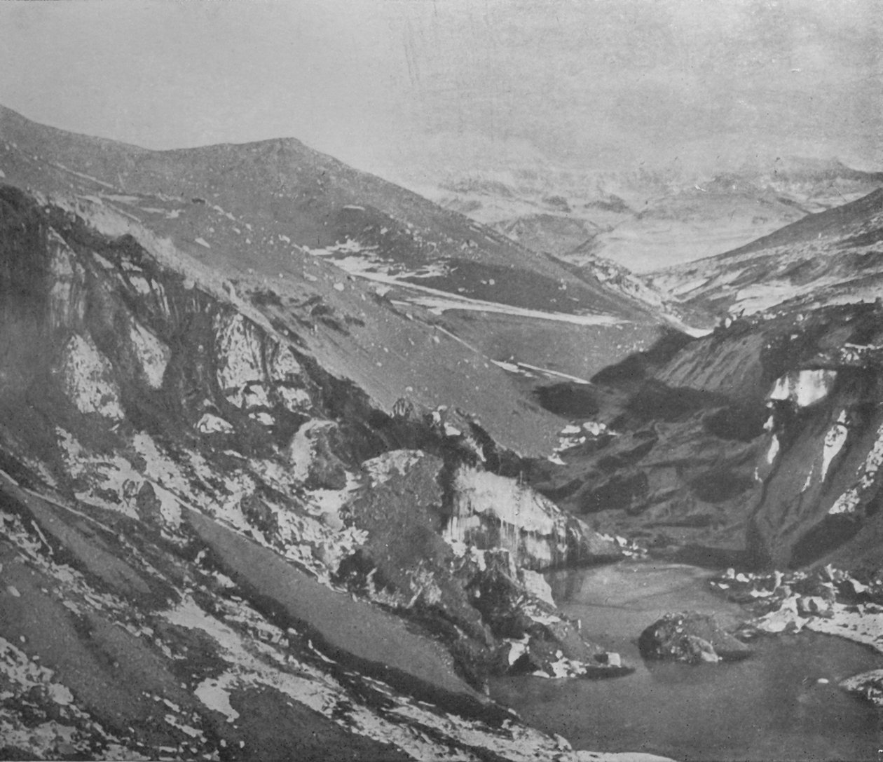 Meredek víznyelő, amelyet az Alph folyó vágott a Koettlitz-gleccseren keresztül, 1911, 1913 alkotó: Frank Debenham