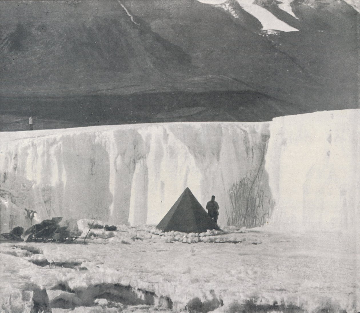 Alcove Camp a Taylor-gleccser felszíni öblében, 1911, 1913 alkotó: Frank Debenham