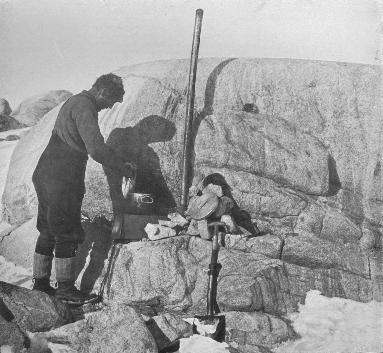Forde fóka-sütőt főz a zsíros tűzhelyen Cape Robertsben, 1911, 1913 alkotó: Frank Debenham