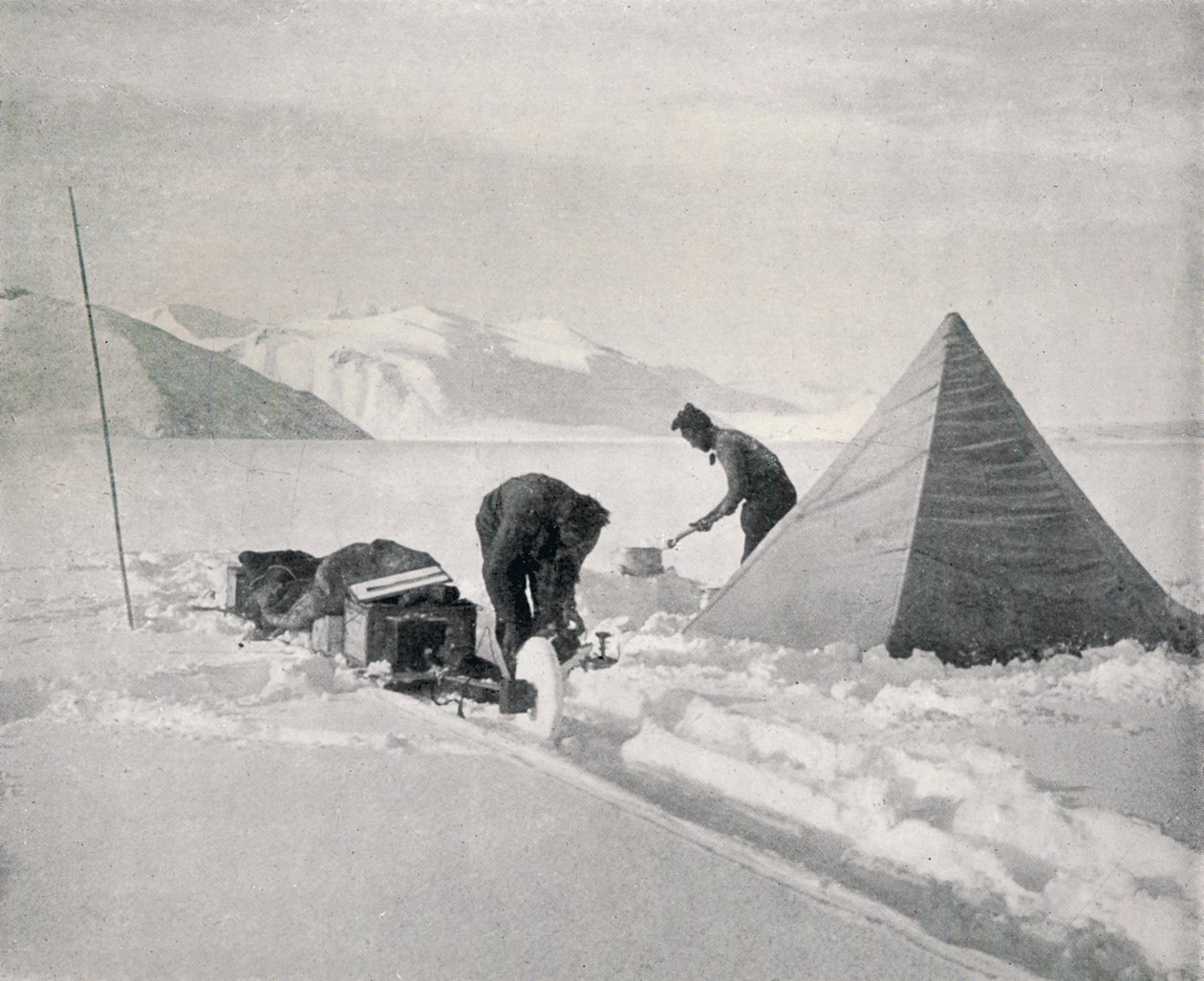 Nehéz szánkózás New Snow Off Point csalódásban, 1911. december, 1913 alkotó: Frank Debenham