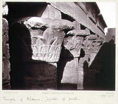 A Portico fővárosai, Khnum temploma, Esna (fekete-fehér fotó) alkotó: Frank Mason Good
