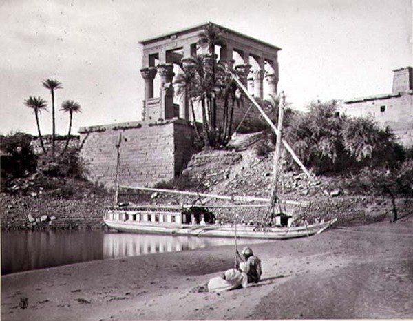 Traianus temploma délnyugatra nézve, Philae (fekete-fehér fotó) alkotó: Frank Mason Good