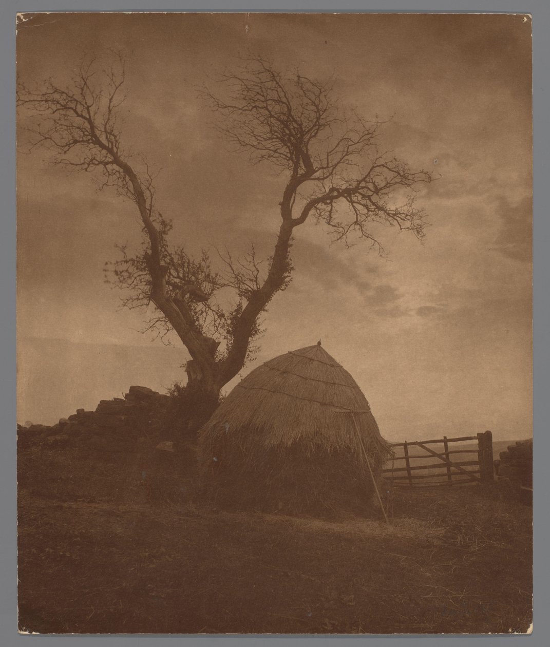 Egton híd Whitbyben a zonsondergang mellett A Nap kijárási tilalma (cím az objektumon) alkotó: Frank Meadow Sutcliffe
