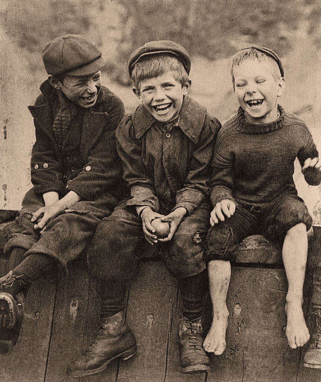 Három boldog fiú, 1889 alkotó: Frank Meadow Sutcliffe