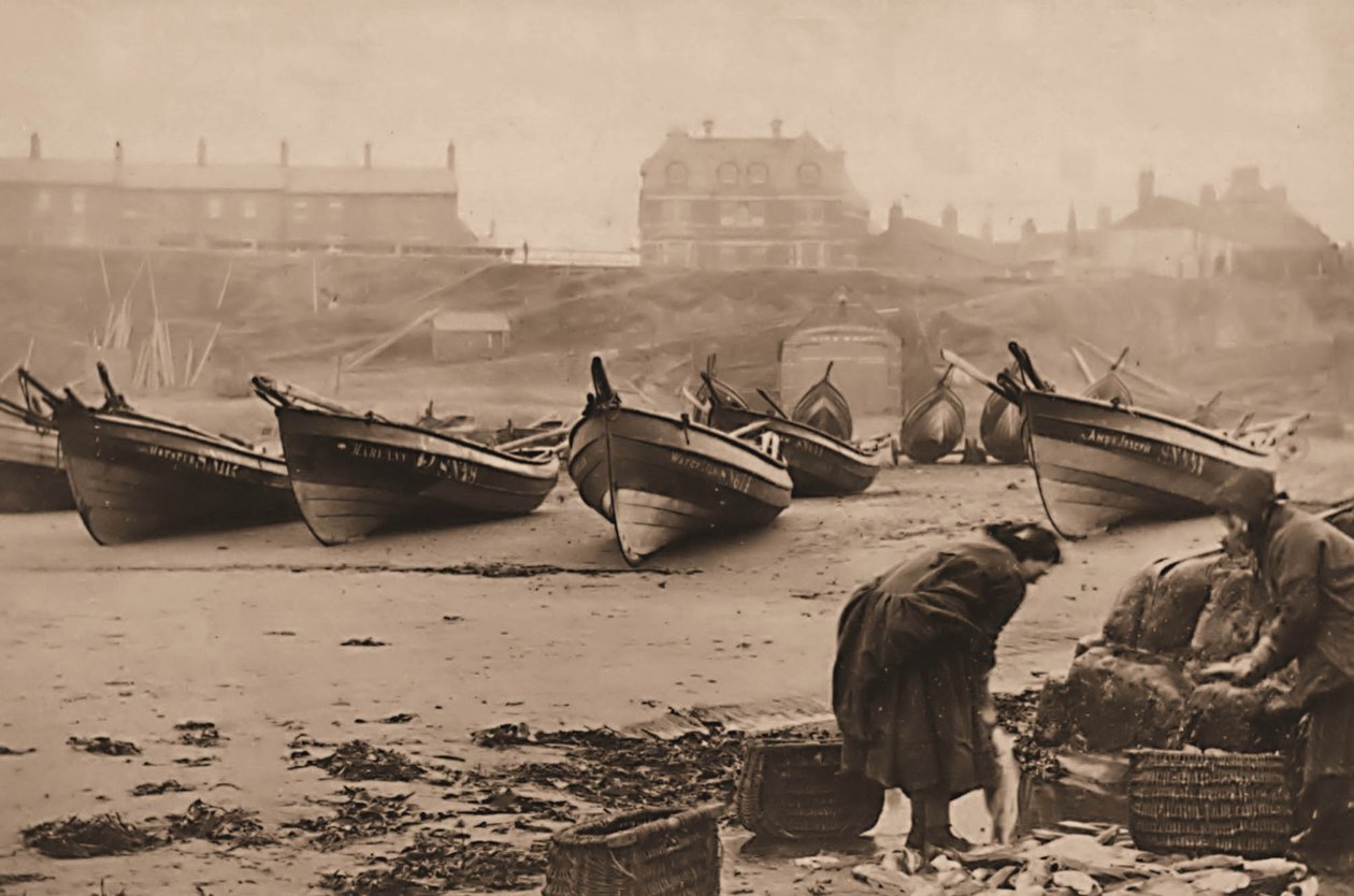 Nők halat raknak kosarakba a halászhajókról, Whitby kikötőből alkotó: Frank Meadow Sutcliffe
