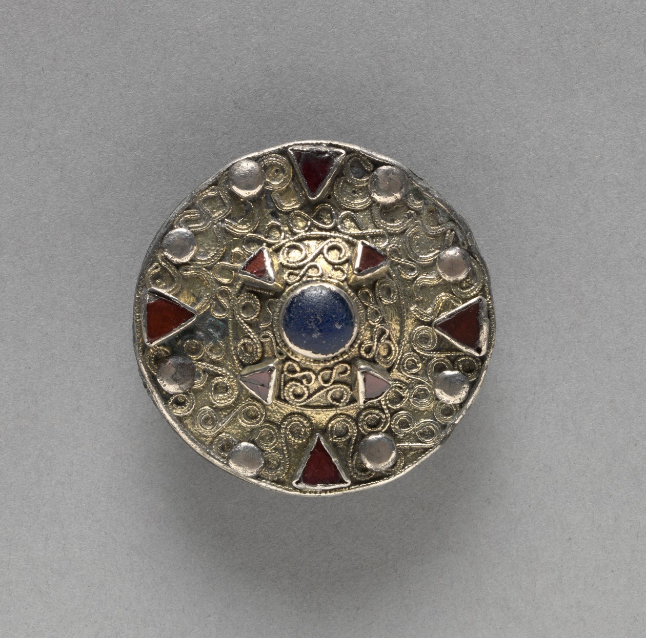 Filigrán lemezes bross központi főnökkel, 600-as évek vége alkotó: Frankish School